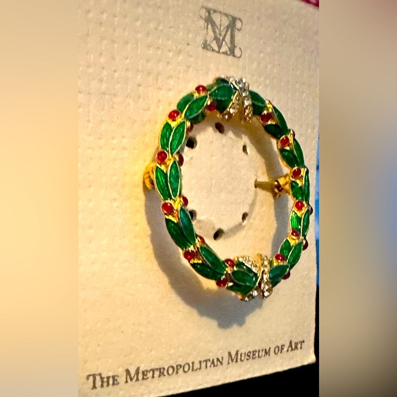 NWT The Met Museum of Art Christmas wreath, 14k plated CZ rhinestones & enamel. - Picture 3 of 4